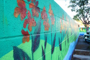 A mural covers a wall situated in the parking lot of Ameci Pizza on Lincoln Boulevard. (Photo by Daniel Archuleta)