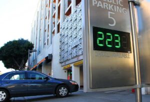 GOOD TO KNOW: A sign outside of Parking Structure 5 on Fourth Street lets drivers know how many spots are available. (Daniel Archuleta daniela@www.smdp.com)