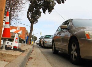 Cars line up at the corner of Colorado Avenue and Fourth Street. (Daniel Archuleta daniela@www.smdp.com)