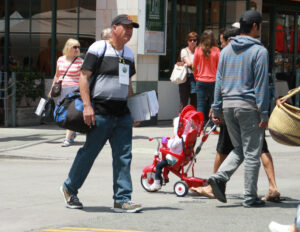 A man gathers signatures Wednesday at the Downtown Farmers' Market for a pro-Santa Monica Airport petition. (David Mark Simpson dave@www.smdp.com)