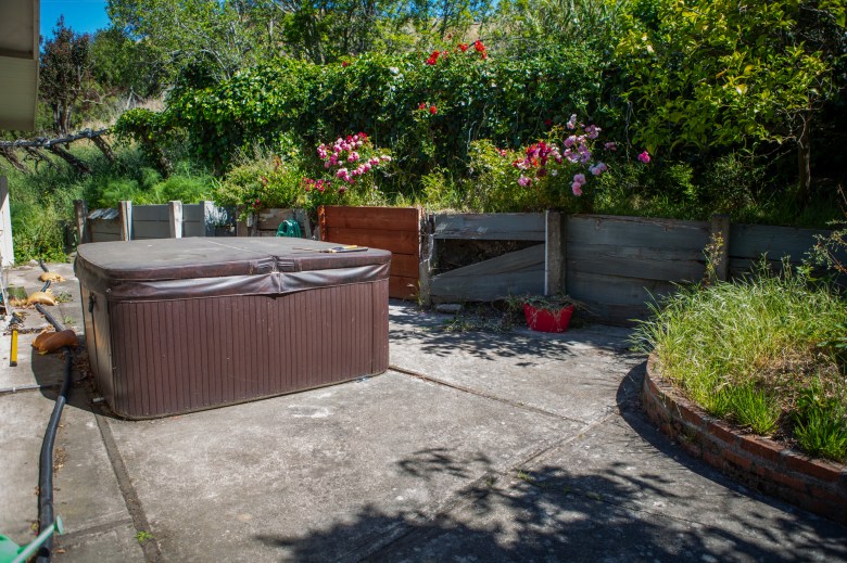 Ashley Raveche’s concrete back yard is seen in Mill Valley on Friday, May 20, 2022. Photo by Nina Riggio for CalMatters