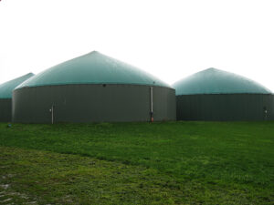 Diverting even just a portion ofthe world's foodwaste towaste-to-energy (WTE) systems could free up large amounts of landfill space while powering our vehicles and heating our homes, and thus putting a significant dent in our collective carbon footprint. Pictured: Three Anaerobic Digestion WTE tanks in Fenville, Mich. (Photo courtesy eXtension Farm Energy)