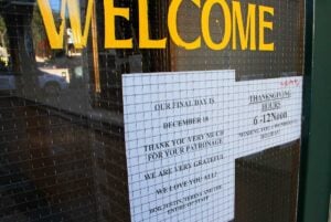 FAREWELL: A sign on the door of the Omelette Parlor on Main Street lets patrons know when the popular eatery is slated to close. (Daniel Archuleta daniela@www.smdp.com)