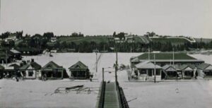 A photo of shotgun houses on the Santa Monica Beach during their heyday. (Photo courtesy Roger Genser)