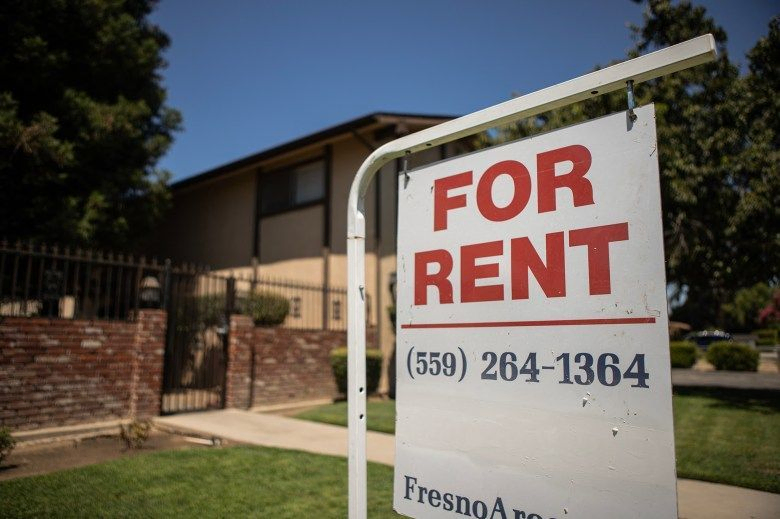 A rental sign in front of an apartment complex in Tower District in Fresno on July 27, 2023. Photo by Larry Valenzuela, CalMatters/Catchlight Local